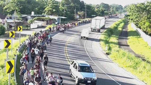 Daugiau nei tūkstantis meksikiečių patraukė link JAV sienos: kelionę pradėjo sužinoję apie J. Bideno pasitraukimą 