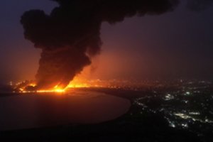 Po Izraelio smūgių Jemenui praėjus dviem dienoms tebedega hučių kontroliuojamas Hodeidos uostas