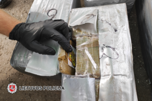 Policija sulaikė 410 kilogramų hašišo: įtaria – narkotikai buvo paruošti vežti į Rusiją