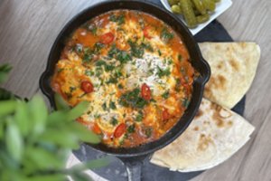 Savaitgalio priešpiečiams namuose – gardžioji šakšuka: patogiausia valgyti tiesiai iš keptuvės