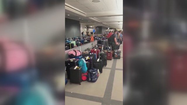 Po IT sutrikimų veiklą tęsia ne visi: parodė, kaip JAV oro uoste keleiviai ieško pasimetusių lagaminų