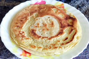 Autentiškų raugintos tešlos blynų receptas: ruošti reikės dvi dienas, bet paragavę nepasigailėsit