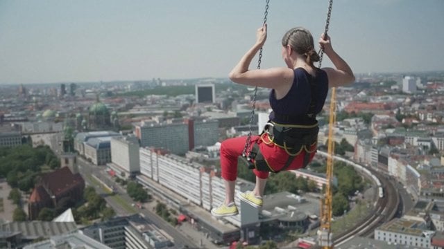 Ši pramoga pritrauks adrenalino mėgėjus: Berlyno lankytojai kviečiami pasisupti virš pastatų