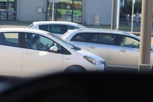 Telefonu prie vairo besinaudojančių vairuotojų išsisukinėjimai stebina: teisinasi apžiūrėję vonios plytelę