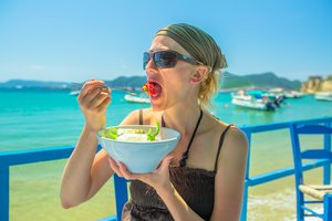 Ar pavalgius tikrai geriau neiti maudytis? Štai ką sako mokslas