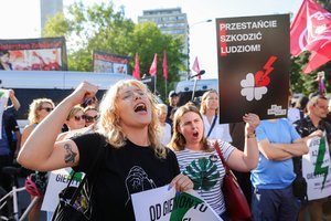 Lenkijoje – protestai prieš sprendimą atmesti įstatymo projektą, susijusį su abortais