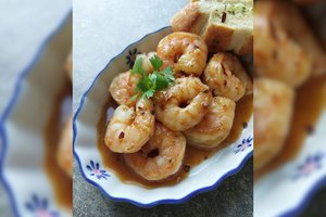 Kai norisi save palepinti pasigaminkite krevetes medaus ir česnakų padaže: tikrai nusipelnėte 