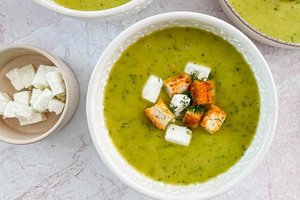 Cukinijų sriubai ryškesnio skonio suteikia feta: tiks ir peraugusios daržovės