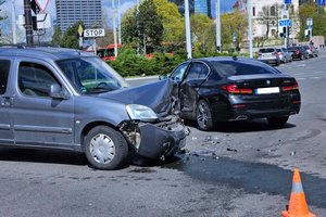 Vyriausybė patikslino eismo įvykių metu padarytos žalos administravimo mokėjimo taisykles