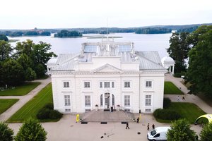 Dovana Užutrakio dvarui – originali ir netikėta: ant Galvės ežero kranto jis nušvito dar ryškiau