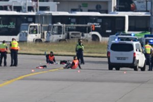 Atostogaujančius Europoje pasitiko nemalonus siurprizas: dešimtys skrydžių buvo atšaukti, dalis – perkelti