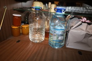 Telšių rajono gyventojo sodyboje rasti neteisėtai laikomi ginklai, naminiai alkoholiniai gėrimai, draudžiami žvejybos įrankiai