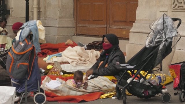 Benamiai Paryžiuje surengė stovyklavietes: pasipiktino dėl siūlymo gyventi toliau nuo sostinės esančiuose būstuose