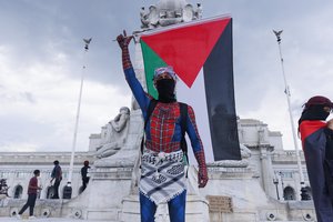 K. Harris pasmerkė „niekingą“ JAV vėliavos deginimą per protestą prieš B. Netanyahu