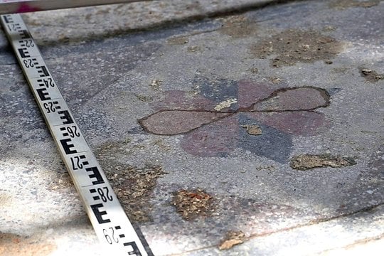  Archeologų atidengta atkarpa parodė, kad sinagogos grindys buvo dekoruotos raudonų, baltų ir juodų gėlių raštais.