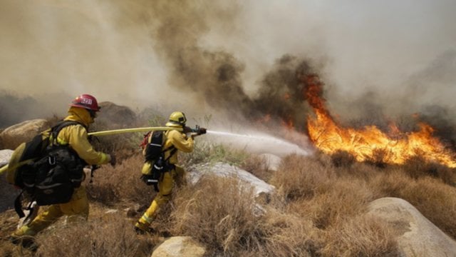 Vaizdai iš sparčiai plintančio miškų gaisro Kalifornijoje: šimtai darbuotojų suvaldė vos kelis procentus teritorijos