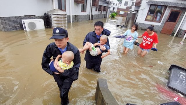 Dėl taifūno „Gaemi“ tūkstančiai kinų paliko namus: kilo potvyniai, susidarė nuošliaužos