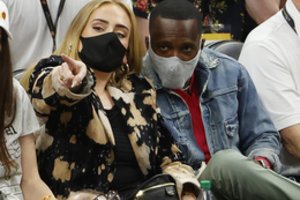 Po ilgą laiką sklandžiusių gandų Adelei oficialiai pasipiršo mylimasis R. Paulas: sužadėtuvės – ypatingoje vietoje