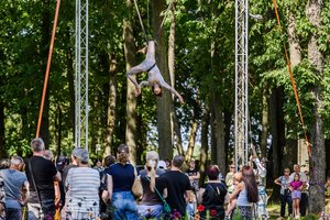 Akimirkai nuščiuvę festivalio lankytojai: akrobatė krito nuo sūpynių