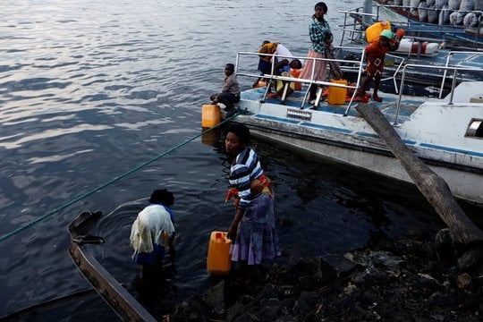  Moterys semia vandenį buitinėms reikmėms iš Kivu ežero Šiaurės Kivu sostinėje Gomoje, Kongo respublikoje.