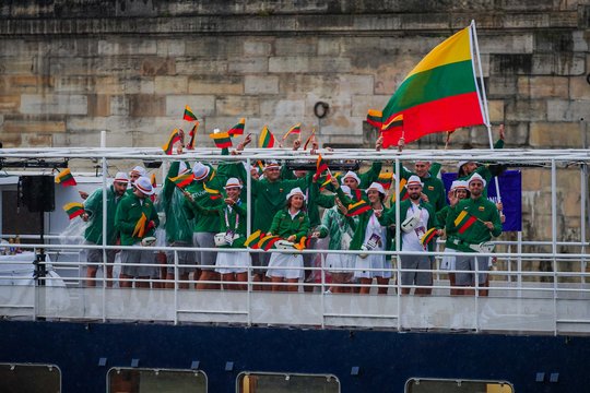 Lietuvos delegacija olimpinių žaidynių atidarymo ceremonijoje<br>Kipro Štreimikio/LTOK nuotr.