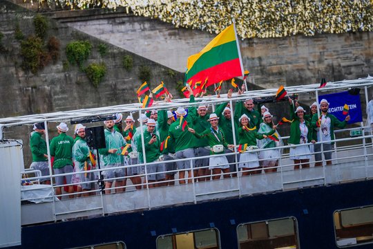 Lietuvos delegacija olimpinių žaidynių atidarymo ceremonijoje<br>Kipro Štreimikio/LTOK nuotr.