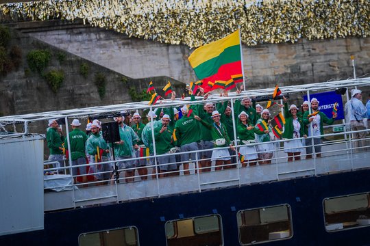 Lietuvos delegacija olimpinių žaidynių atidarymo ceremonijoje<br>Kipro Štreimikio/LTOK nuotr.