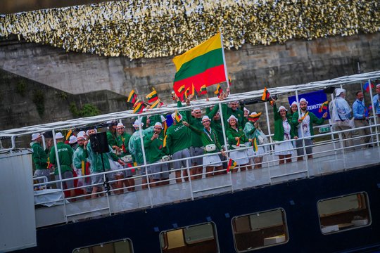 Lietuvos delegacija olimpinių žaidynių atidarymo ceremonijoje<br>Kipro Štreimikio/LTOK nuotr.