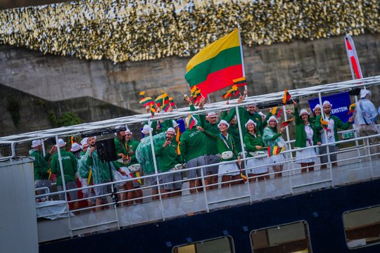 Lietuvos delegacija olimpinių žaidynių atidarymo ceremonijoje<br>Kipro Štreimikio/LTOK nuotr.