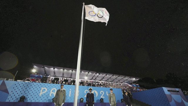 Žvilgsnis į Paryžių: pliaupiant lietui su trenksmu praūžė olimpinių žaidynių atidarymo ceremonija