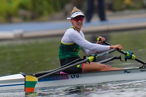 Galingas irkluotojos V. Senkutės startas Paryžiuje – kvalifikacijos plaukime jai niekas neprilygo