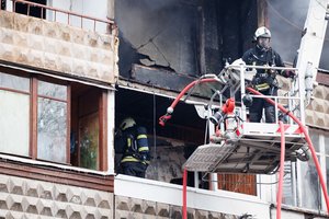 Siaubas Pakruojo r. – iš degančio namo ugniagesiai vadavo jame įkalintą žmogų