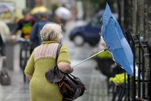 Įspėja – lietus pils kaip iš kibiro, o pasisaugoti reikės ir vėjo: gūsiai jau greit pasieks 26 m/sek.