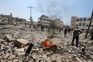 Izraelis: smūgis į Gazos mokyklą pražudė 30 žmonių, į Golano aukštumas – 12