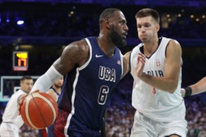 Žvaigždžių prismaigstyta JAV rinktinė prisistatė olimpiados sirgaliams – L. Jameso ir K. Duranto dėka apstumdė Serbiją