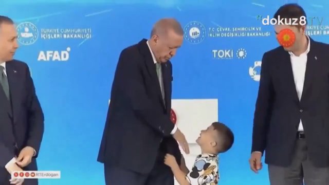 Berniukui atsisakius pabučiuoti ranką – plekštelėjimas iš R. T. Erdogano 