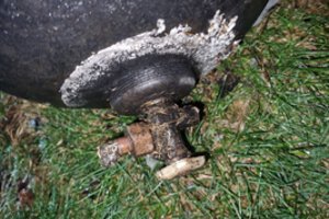 Ukmergės rajone kilus gaisrui dirbtuvėse, apdegė automobilis, motociklas, žoliapjovė, sprogo dujų balionas