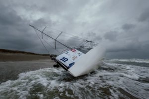 Pirmojo „Kuršių marių regatos“ etapo metu į krantą išmesta dalyvių jachta: žmonės nenukentėjo