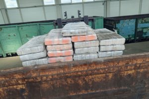 Kenoje muitininkai sulaikė dideles geležinkeliu gabentas kontrabandos siuntas: nelegalūs rūkalai slėpti skaldos ir žvyro kroviniuose