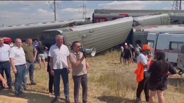 Rusijoje su sunkvežimiu susidūrė 800 žmonių vežęs traukinys: vaizdai iš įvykio vietos