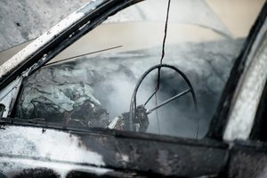 Mažeikiuose ugnis nuniokojo keturis automobilius – įtariamas padegimas