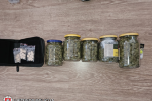 Marijampolės kriminalistai sučiupo narkotikų platintoją – per kratas rasta kvaišalų