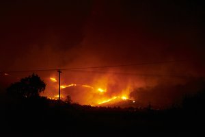 Didelėje Graikijos saloje siautėja milžiniškas gaisras: pluša šimtai ugniagesių, bet liepsnos – nevaldomos