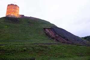 Gedimino kalno nuošliauža šalinama: grėsmė kalno stabilumui nebuvo kilusi