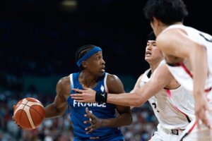 Prancūzija stebuklingai išsigelbėjo nuo pralaimėjimo Japonijai – pratęsimą šeimininkams lėmė tritaškis su bauda