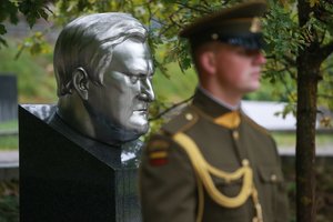 Apklausa: beveik pusė gyventojų nepritaria paminklo A. M. Brazauskui statybai