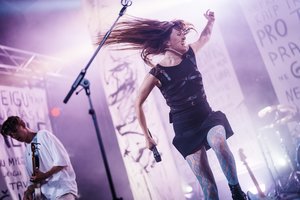 Grupė „Mėlyna“ pradėjo koncertinį turą: speciali scenografija, vokalistės atvirumas ir garsūs klausytojų šūksniai