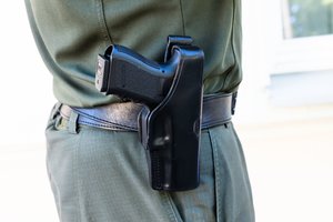 Artimoje aplinkoje smurtavusiems asmenims siūloma apriboti teisę laikyti ginklus