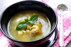 Sotiems vasaros pietums patiks gardi cukinijų sriuba su kukuliais ir ryžiais: vien dėl to verta laukti derliaus