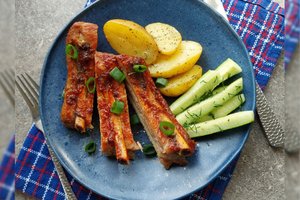 Orkaitėje kepti šonkauliai su glazūra: buvo taip skanu, kad norėjosi pirštelius apsilaižyti